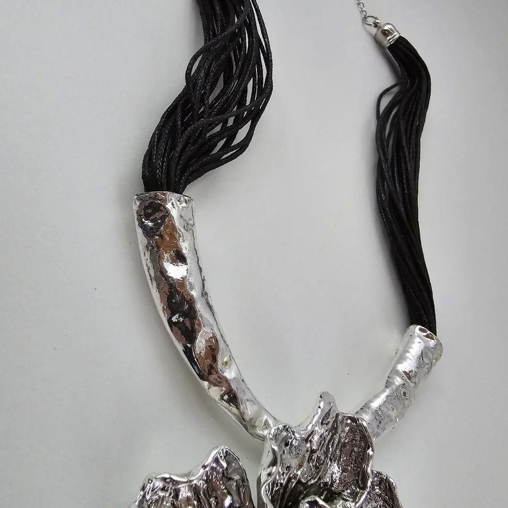 NWT Black Antique Silver Metal Flower Pendant Faux Leather Necklace Set